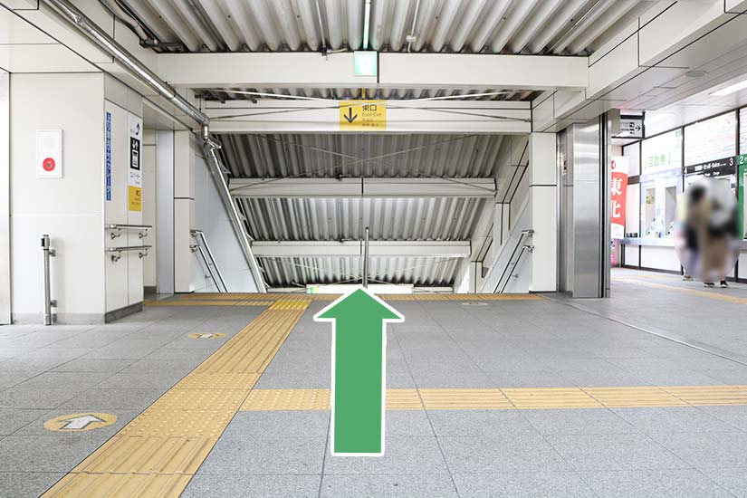 東口の階段をおります（左手にエレベーターがございます）