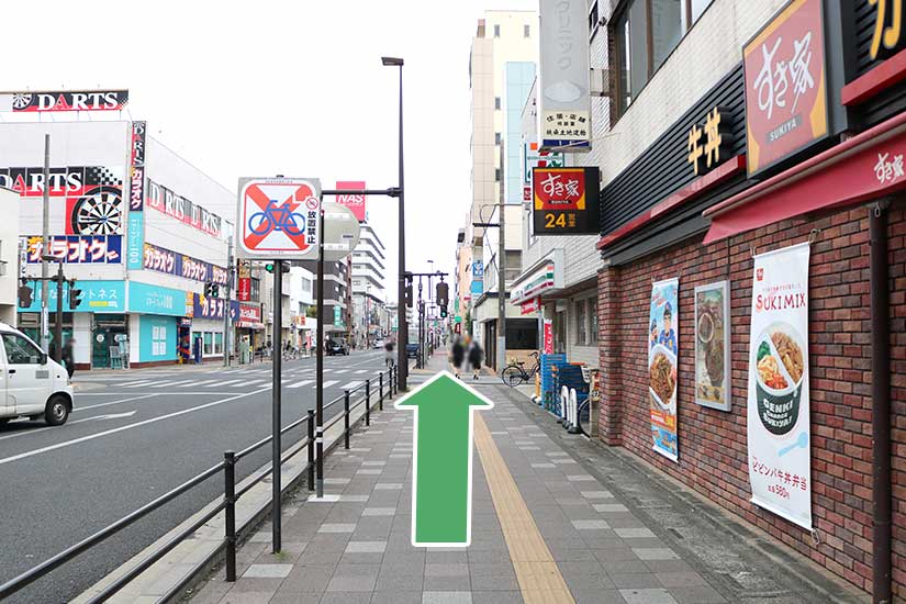 ロータリーを背にして直進します