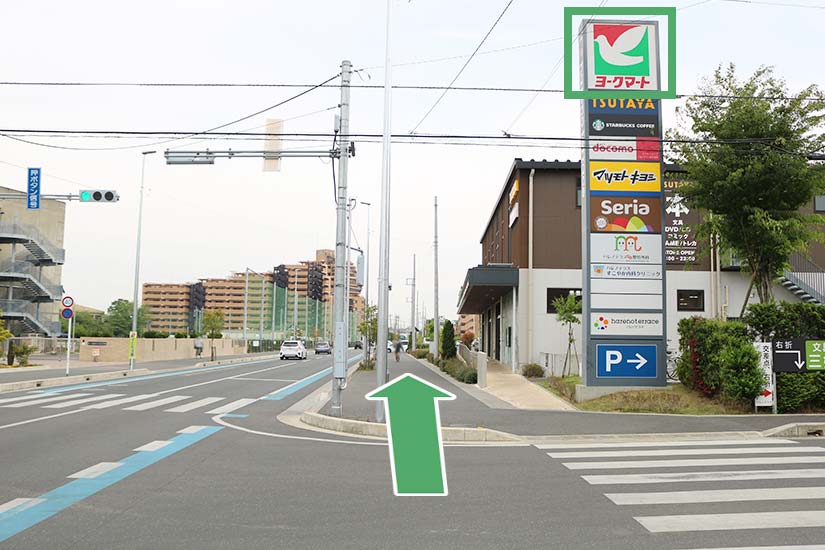 ヨークマートの看板が見えたらハレノテラスの入口です
