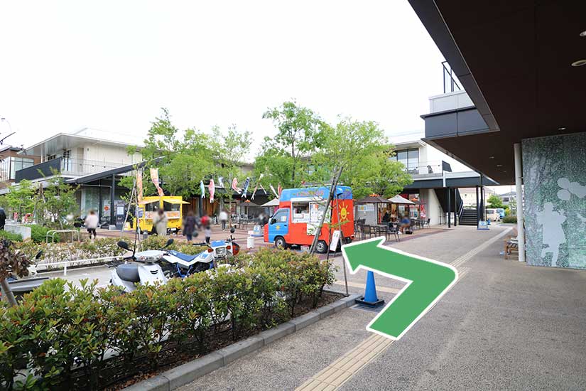 広場の手前で左折します