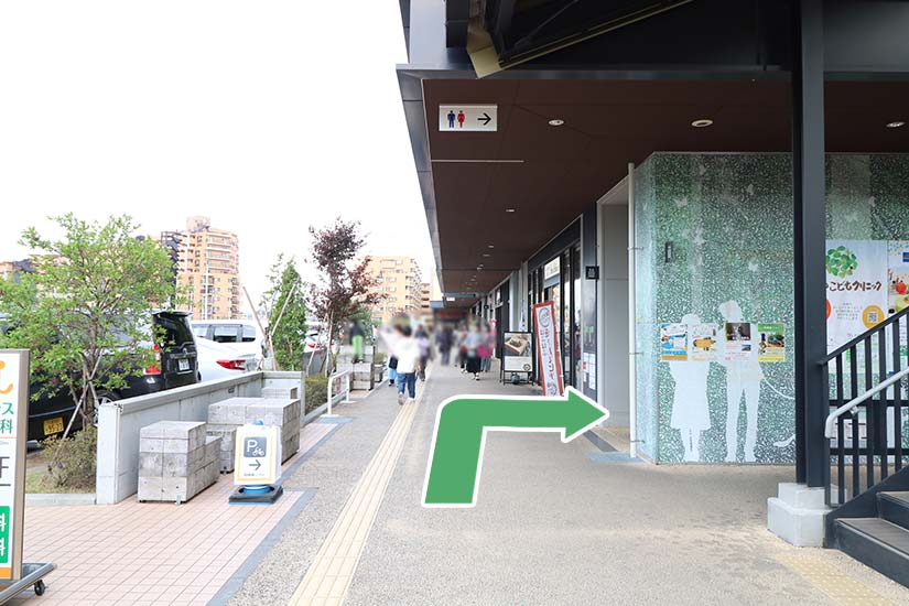 階段の隣にあるエレベーターで2階にお上がりください