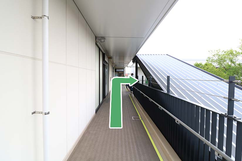 通路を直進すると右手に当クリニックが見えます